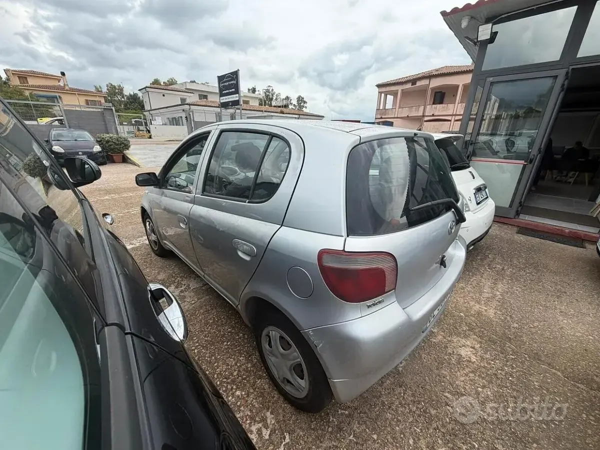 Usata Toyota Yaris 68 CV (50 kW) 1999 Grigio Utilitaria