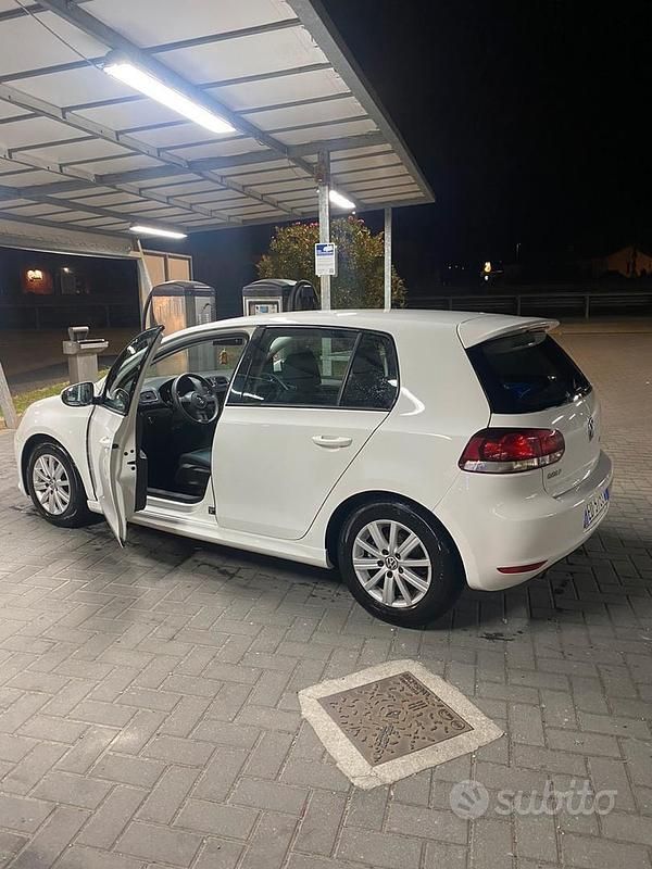 Bianco Usata 2010 VW Golf VI Due volumi | 5500 € (Buon prezzo) - Immagine 1/4