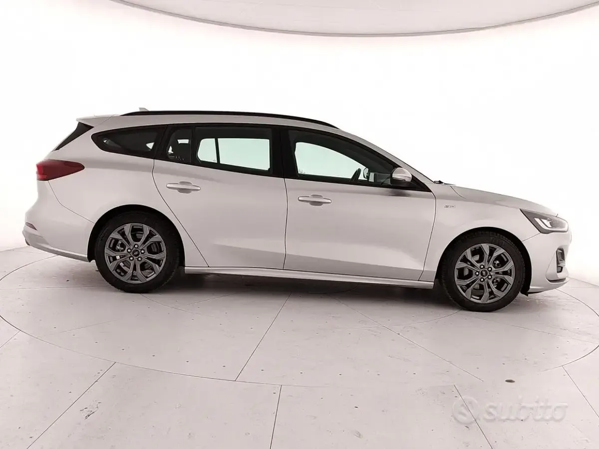 Usata Ford Focus ST-Line 120 CV (88 kW) 2023 Grigio Station wagon