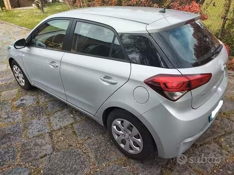 Usata Hyundai i20 Comfort 84 CV (61 kW) 2015 Grigio Berlina