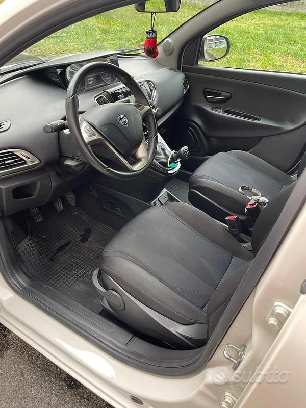 Usata Lancia Ypsilon 69 CV (50 kW) 2019 Bianco Utilitaria