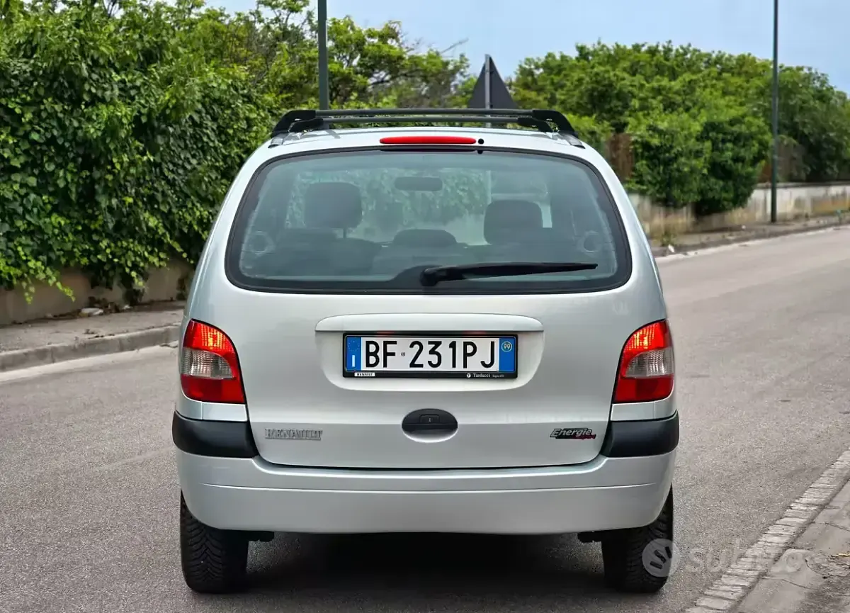 Usata Renault Scénic 107 CV (78 kW) 2000 Grigio Monovolume