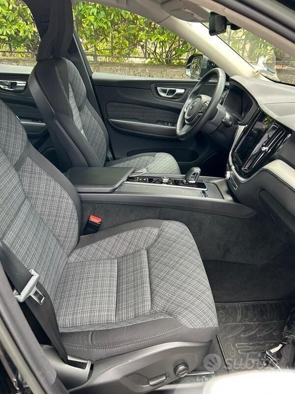 Usata Volvo XC60 Momentum 197 CV (144 kW) 2022 Nero SUV
