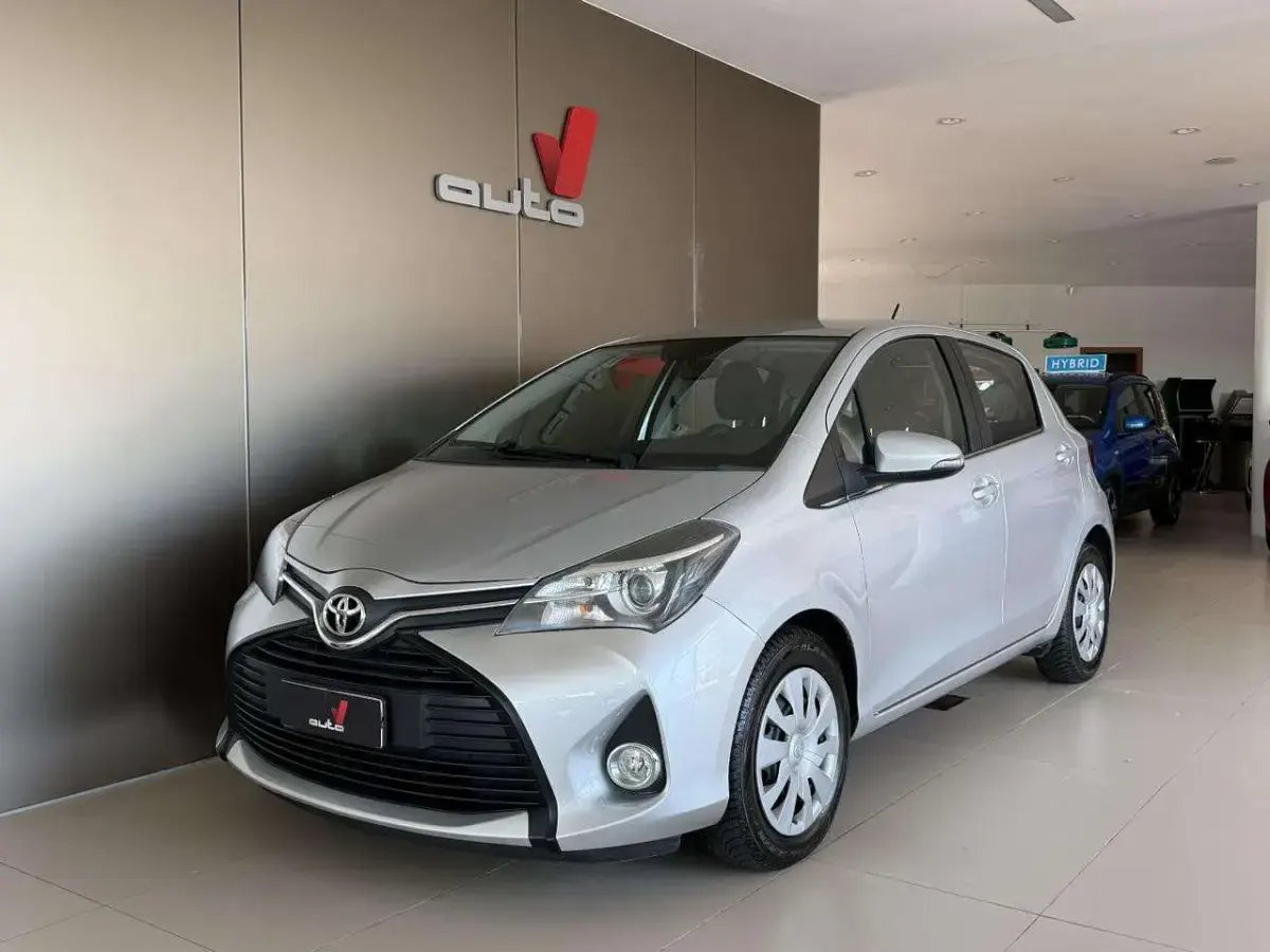 Usata Toyota Yaris Active 69 CV (50 kW) 2015 Argento Utilitaria