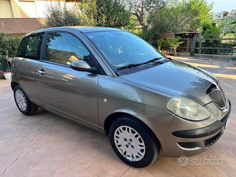 Usado Lancia Ypsilon 70 HP (51 kW) 2006 Cinzento Citadino