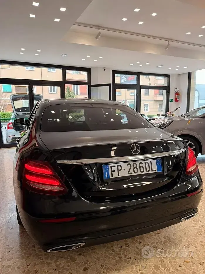 Usata Mercedes E220 264 CV (194 kW) 2018 Nero Berlina