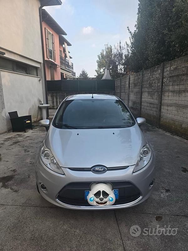Usata Ford Fiesta 90 CV (66 kW) 2012 Grigio Berlina