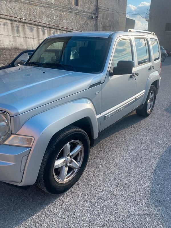 Usata Jeep Cherokee 163 CV (119 kW) 2009 Grigio SUV