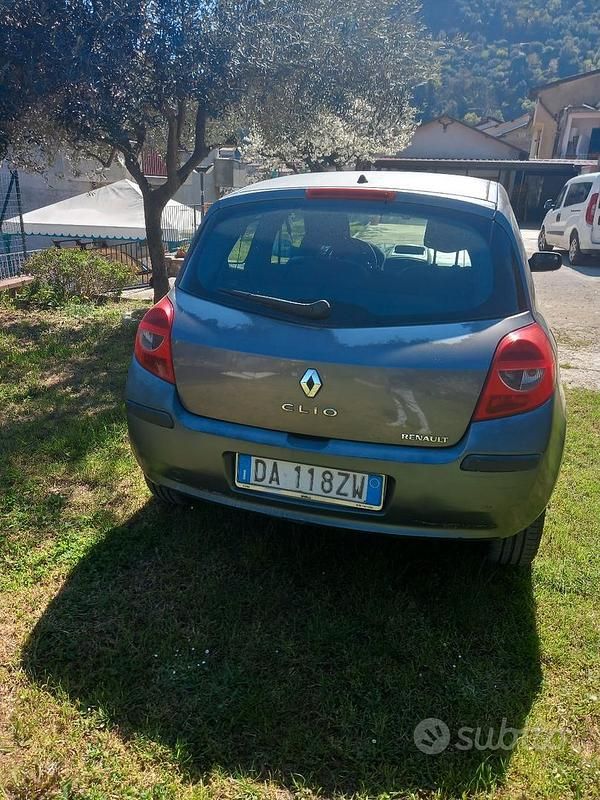 Usata Renault Clio II 65 CV (47 kW) 2006 Grigio Berlina