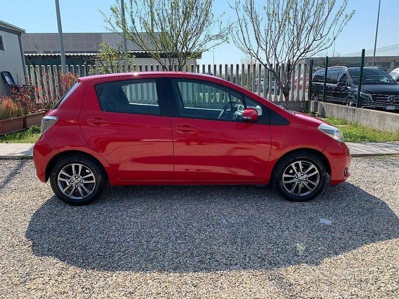 Usata Toyota Yaris Lounge 69 CV (50 kW) 2014 Rosso Utilitaria