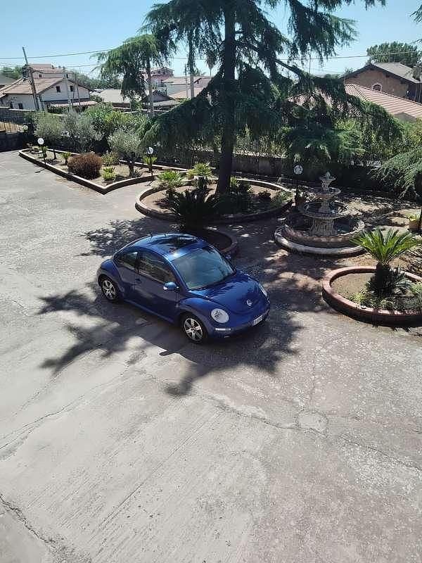 Usata VW New Beetle 105 CV (77 kW) 2007 Blu/azzurro Utilitaria