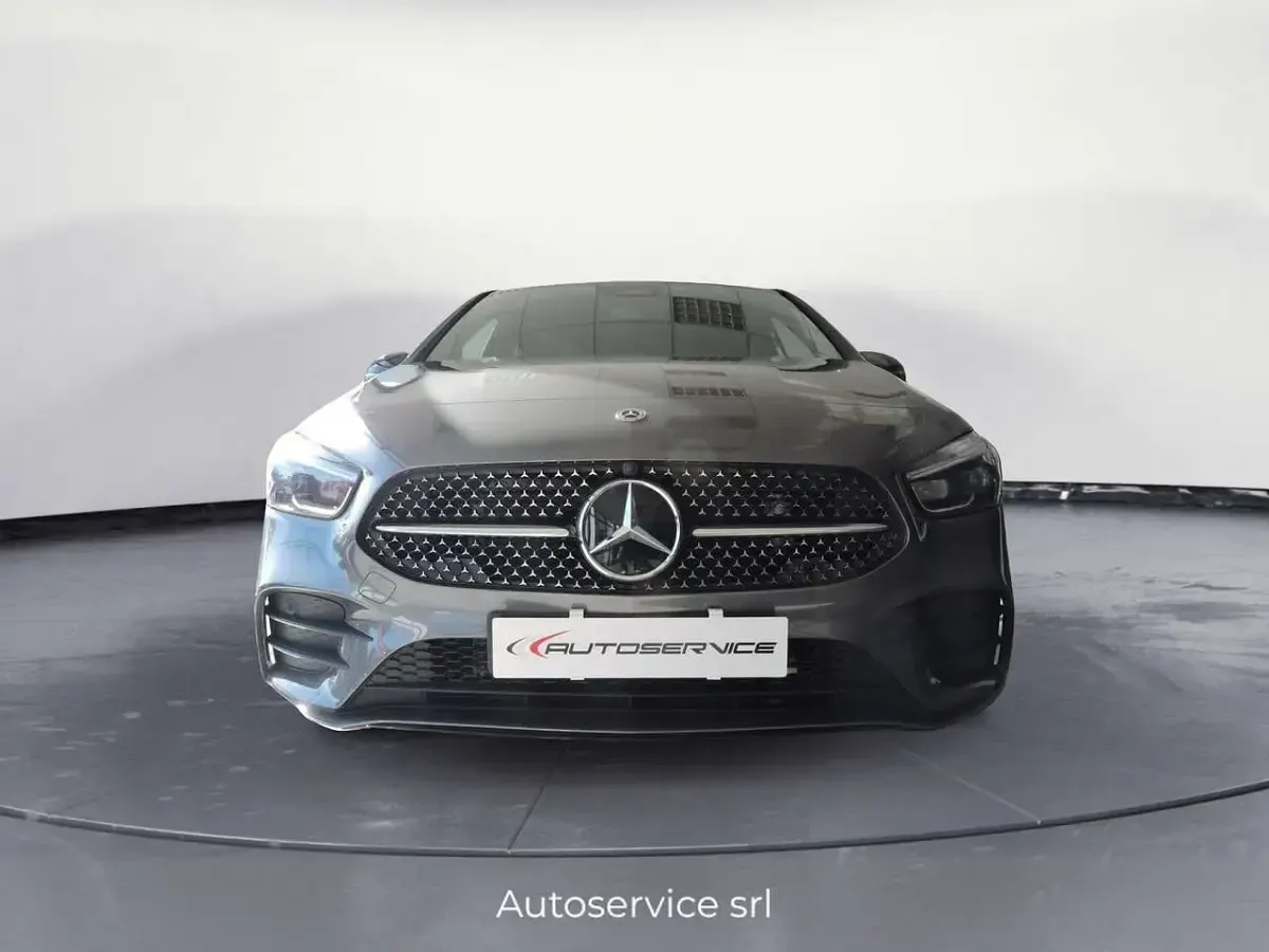 Neu Mercedes B180 AMG line 116 PS (85 kW) 2026 Grau Van / Kleinbus