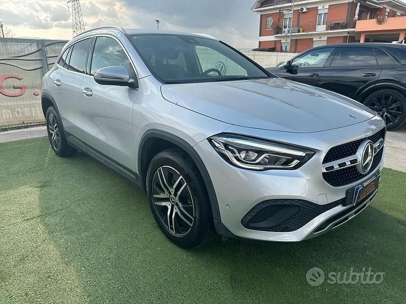 Käytetty Mercedes GLA180 116 HP (85 kW) 2021 Harmaa Katumaasturi
