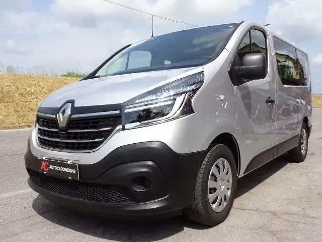 Begagnad Renault Trafic 120 HK (88 kW) 2021 Silver Minibuss