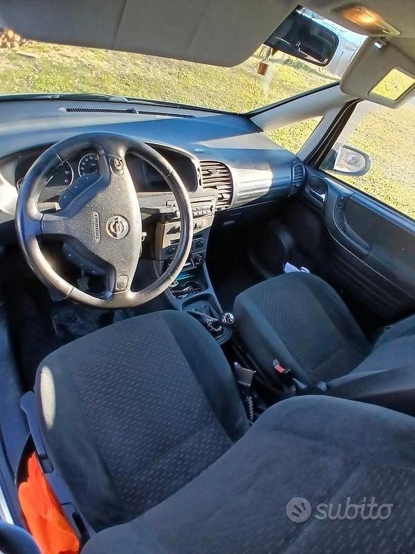 Usata Opel Zafira 101 CV (74 kW) 2002 Grigio Monovolume