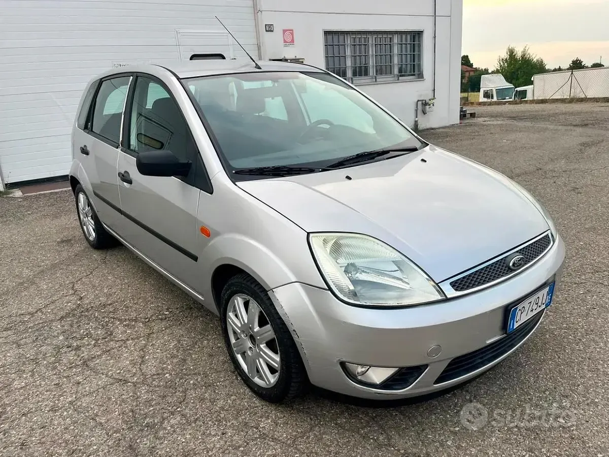 Usata Ford Fiesta Ghia 75 CV (55 kW) 2004 Grigio Utilitaria