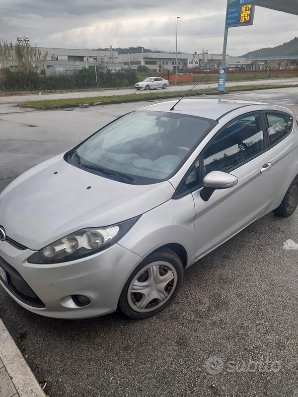 Usata Ford Fiesta 82 CV (60 kW) 2011 Grigio Utilitaria