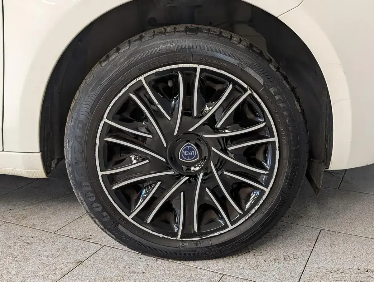 Usata Lancia Ypsilon Gold 70 CV (51 kW) 2023 Bianco Utilitaria