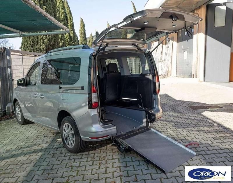 Nuova Ford Tourneo Connect 120 CV (88 kW) 2025 Grigio chiaro Monovolume