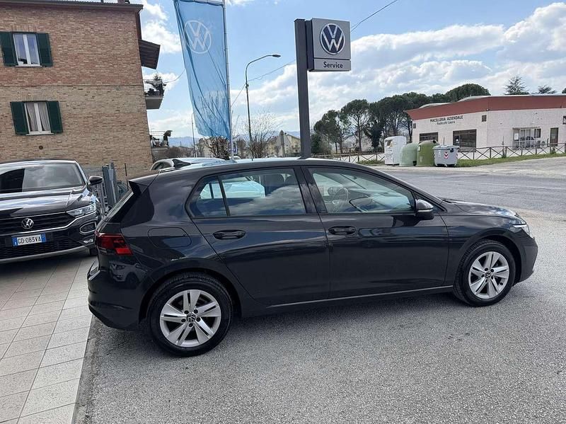 Usata VW Golf VIII Life 131 CV (96 kW) 2021 Grigio urano Berlina