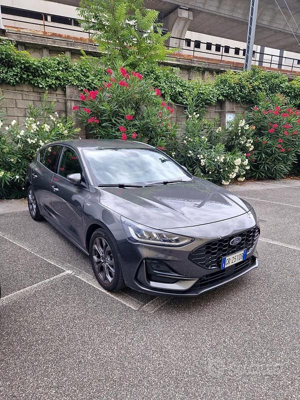 Usata Ford Focus 155 CV (114 kW) 2023 Grigio Utilitaria