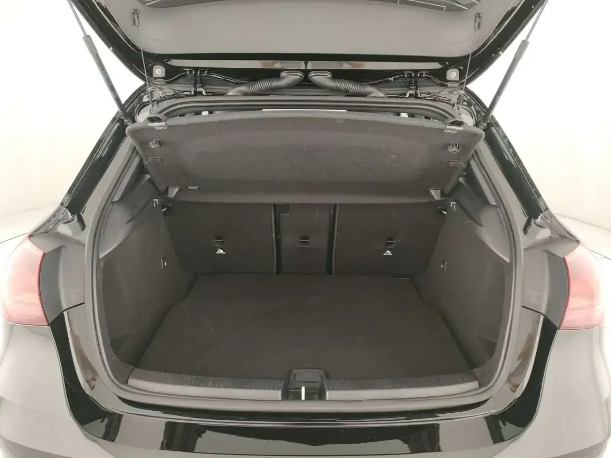 Gebraucht Mercedes A180 Advanced Plus 136 PS (100 kW) 2025 Schwarz Limousine