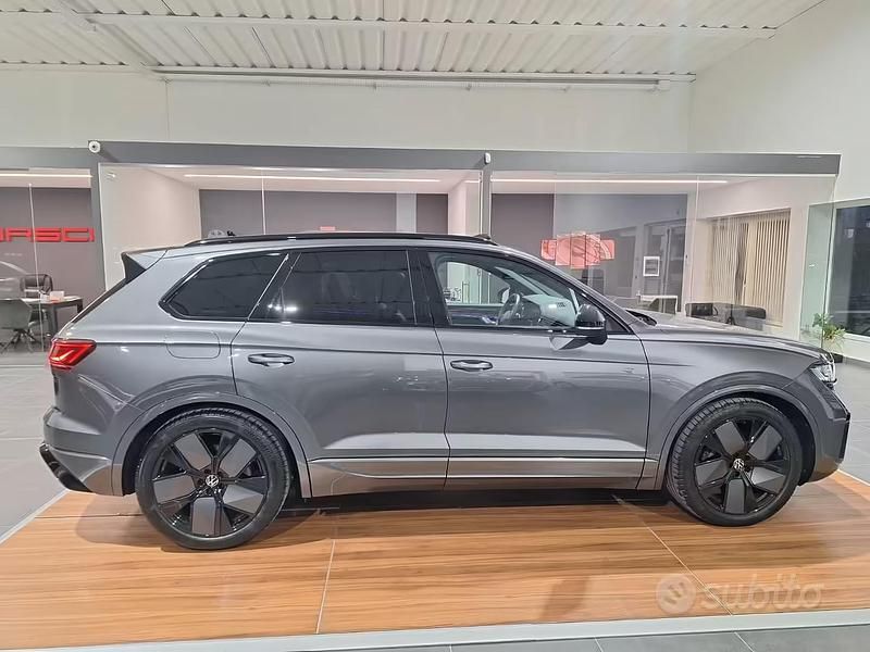 Usata VW Touareg R-line 231 CV (169 kW) 2024 Grigio SUV