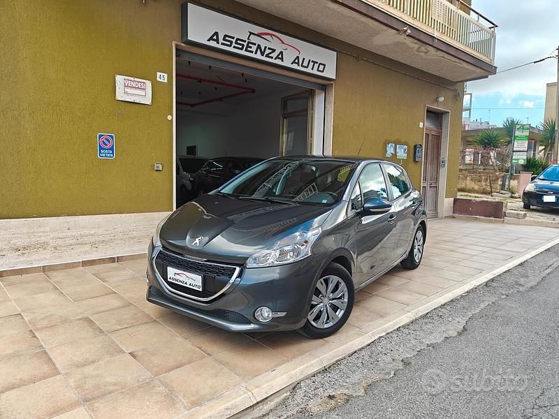 Grigio Usata 2012 Peugeot 208 Allure Due volumi | 6500 € (Buon prezzo) - Immagine 1/4