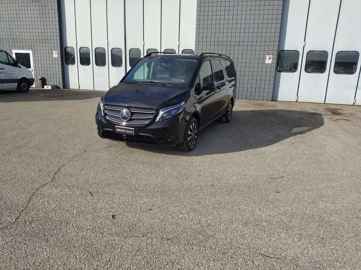 Usata Mercedes Vito 190 CV (139 kW) 2023 Nero ossidania Furgone