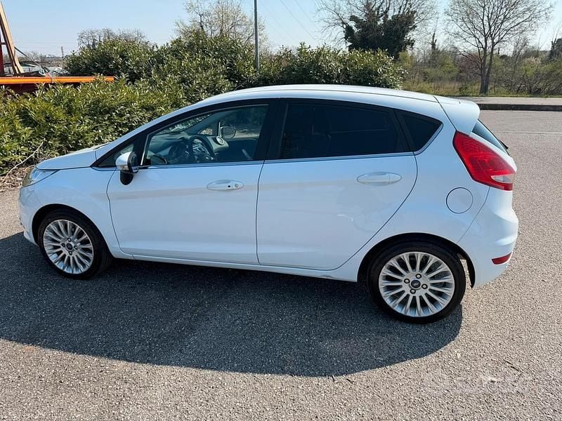 Usata Ford Fiesta 82 CV (60 kW) 2011 Bianco Utilitaria
