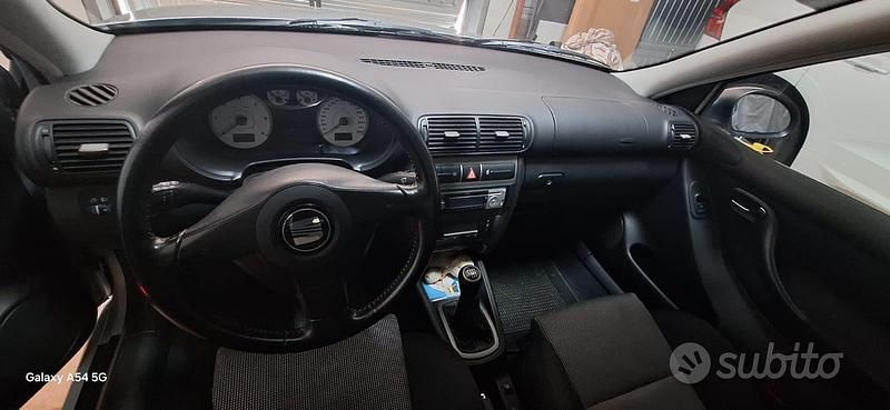 Occasion Seat Leon 90 ch (66 kW) 2005 Gris Citadine