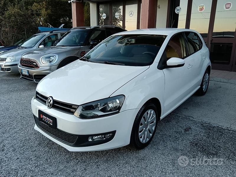 Bianco Usata 2014 VW Polo Tre volumi | 5800 € (Buon prezzo) - Immagine 1/4