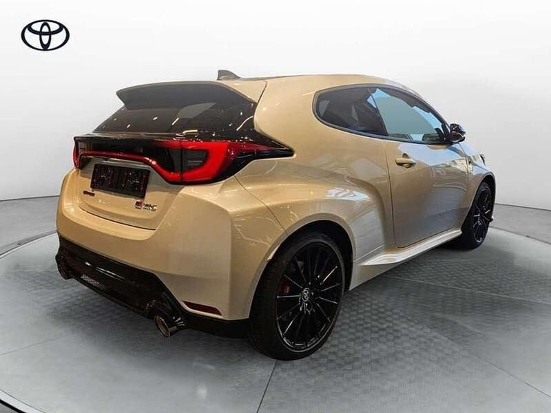 Nuova Toyota Yaris 280 CV (205 kW) 2026 Grigio Berlina