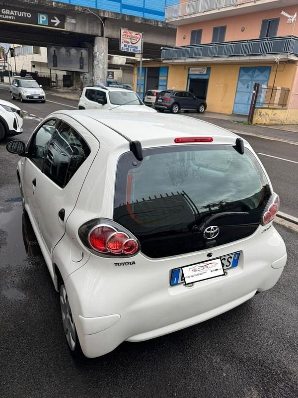 Usata Toyota Aygo Connect Style 67 CV (49 kW) 2012 Bianco Utilitaria