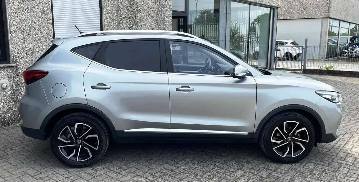 Usata MG ZS Luxury 106 CV (77 kW) 2023 Argento SUV