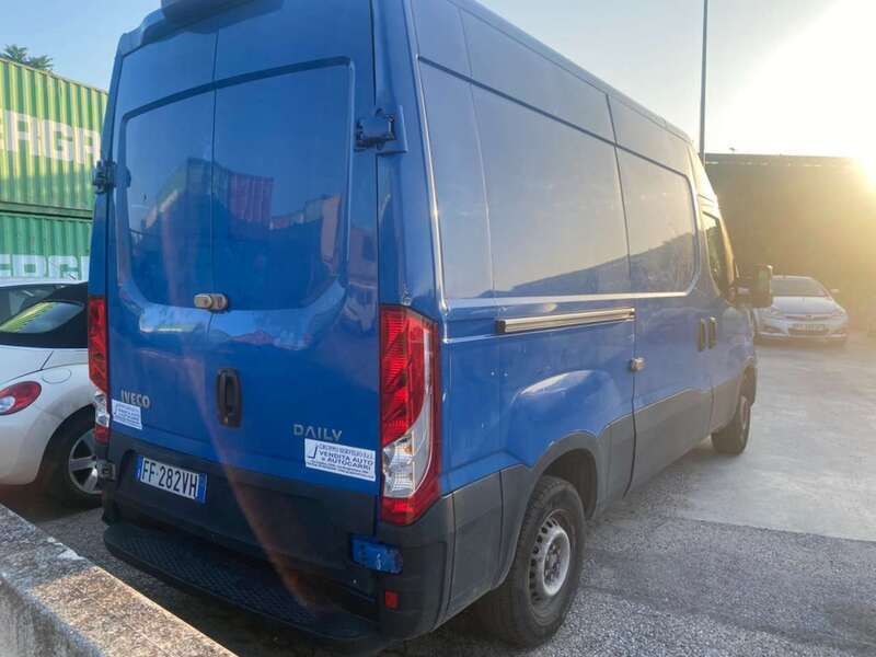 Usata Iveco Daily 126 CV (92 kW) 2017 Blu/azzurro Furgone