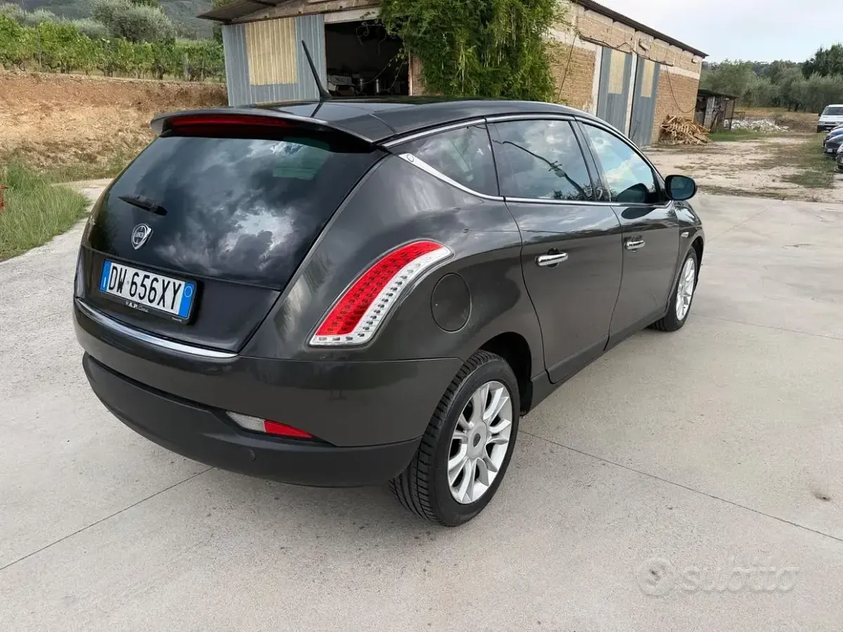 Usata Lancia Delta 120 CV (88 kW) 2009 Grigio Utilitaria