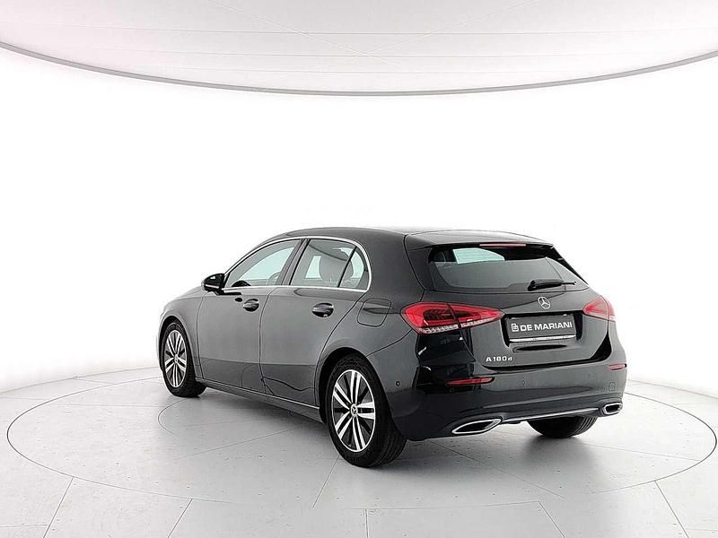 Usata Mercedes A180 116 CV (85 kW) 2021 Nero cosmo Berlina