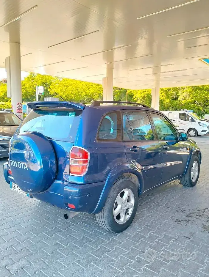 Usata Toyota RAV4 116 CV (85 kW) 2004 Blu SUV