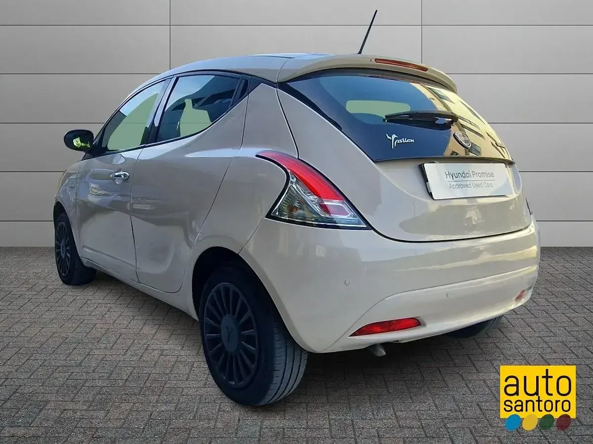 Usata Lancia Ypsilon Gold 69 CV (50 kW) 2022 Beige Utilitaria