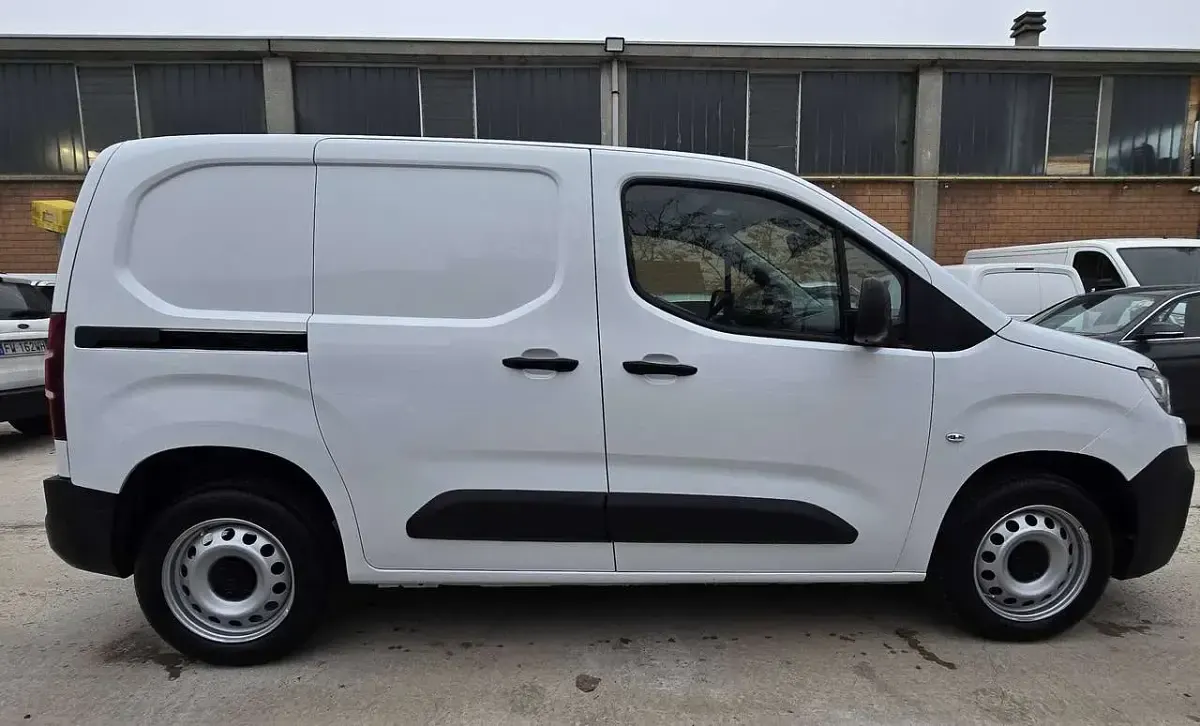 Usata Citroën Berlingo 102 CV (75 kW) 2024 Bianco Monovolume