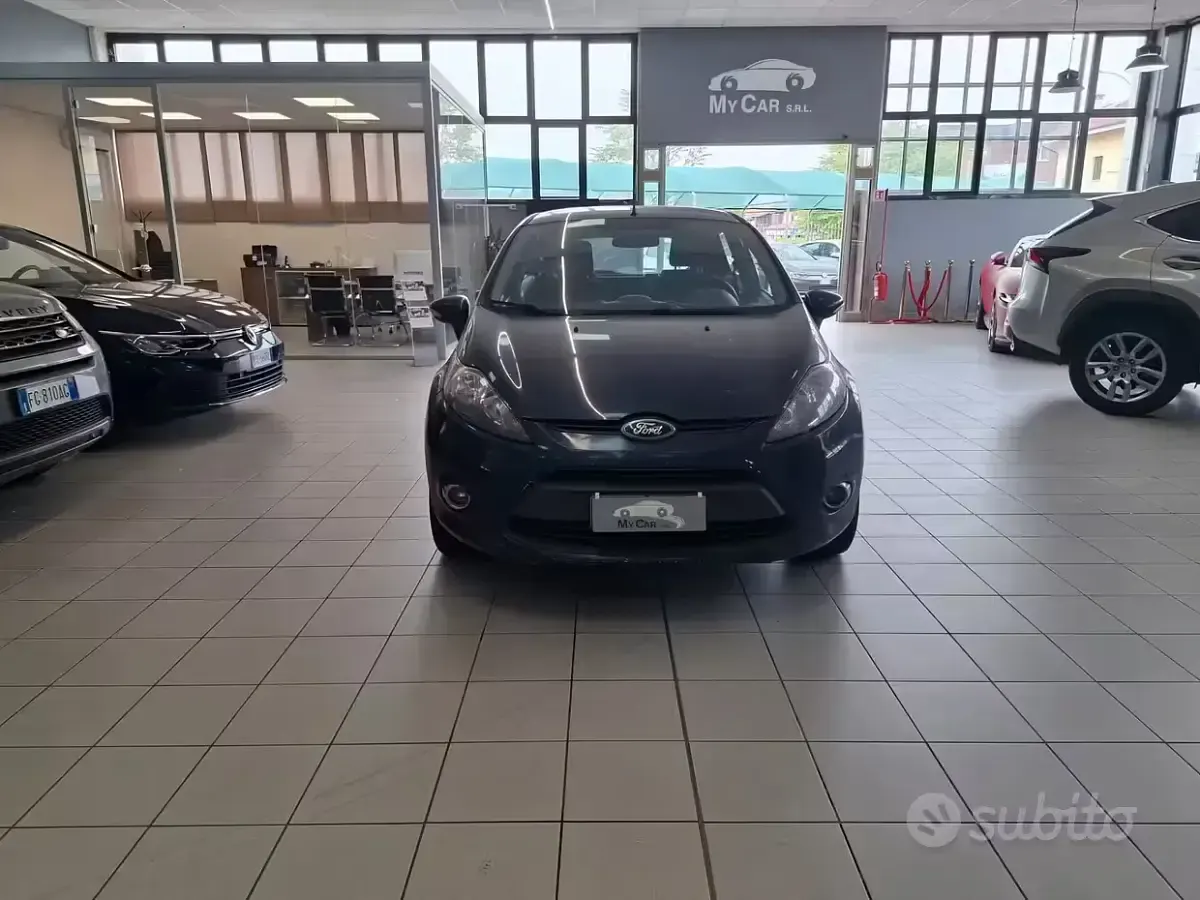Usata Ford Fiesta 70 CV (51 kW) 2012 Blu Berlina