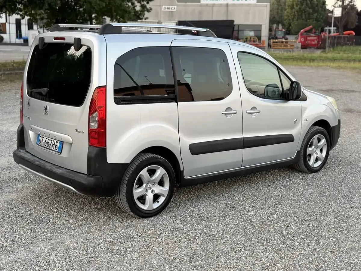 Usata Peugeot TePee Outdoor 109 CV (80 kW) 2008 Grigio Berlina
