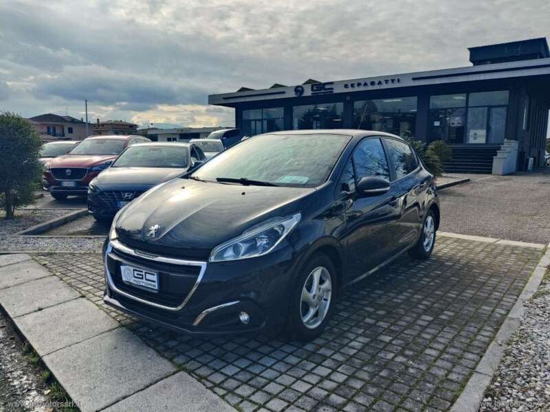 Grigio Usata 2016 Peugeot 208 Active Due volumi | 7900 € (Buon prezzo) - Immagine 1/4