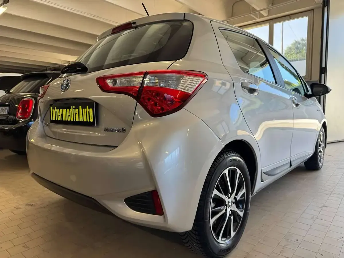 Usata Toyota Yaris Hybrid Lounge 73 CV (53 kW) 2019 Argento Berlina