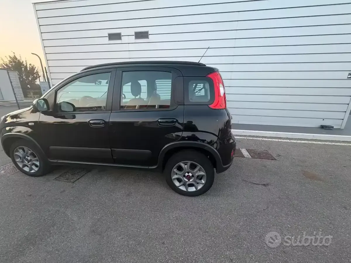 Usata Fiat Panda Trekking 85 CV (62 kW) 2015 Nero Utilitaria
