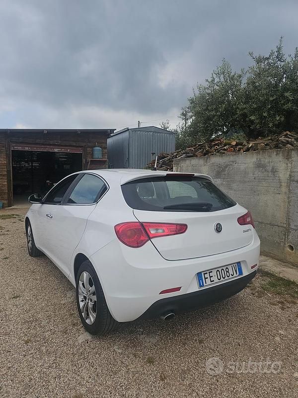 Usata Alfa Romeo Giulietta Super 109 CV (80 kW) 2016 Bianco Utilitaria