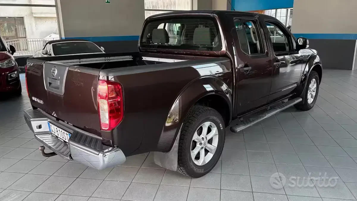 Usata Nissan Navara XE 190 CV (139 kW) 2011 Marrone Pick-up