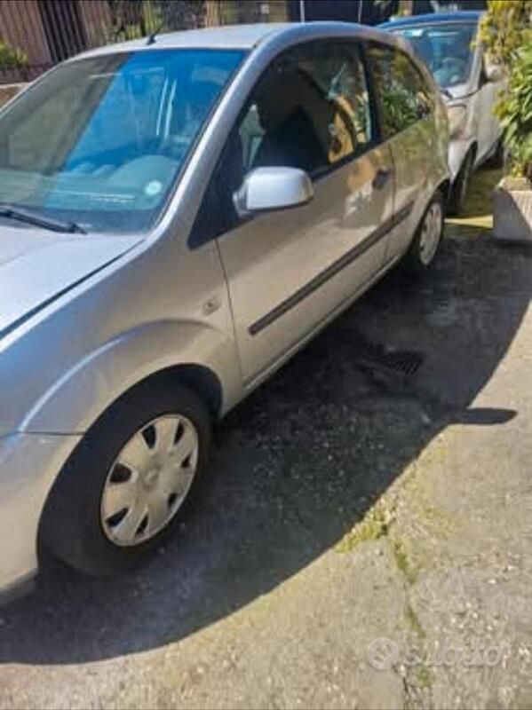 Usata Ford Fiesta 75 CV (55 kW) 2006 Grigio Utilitaria