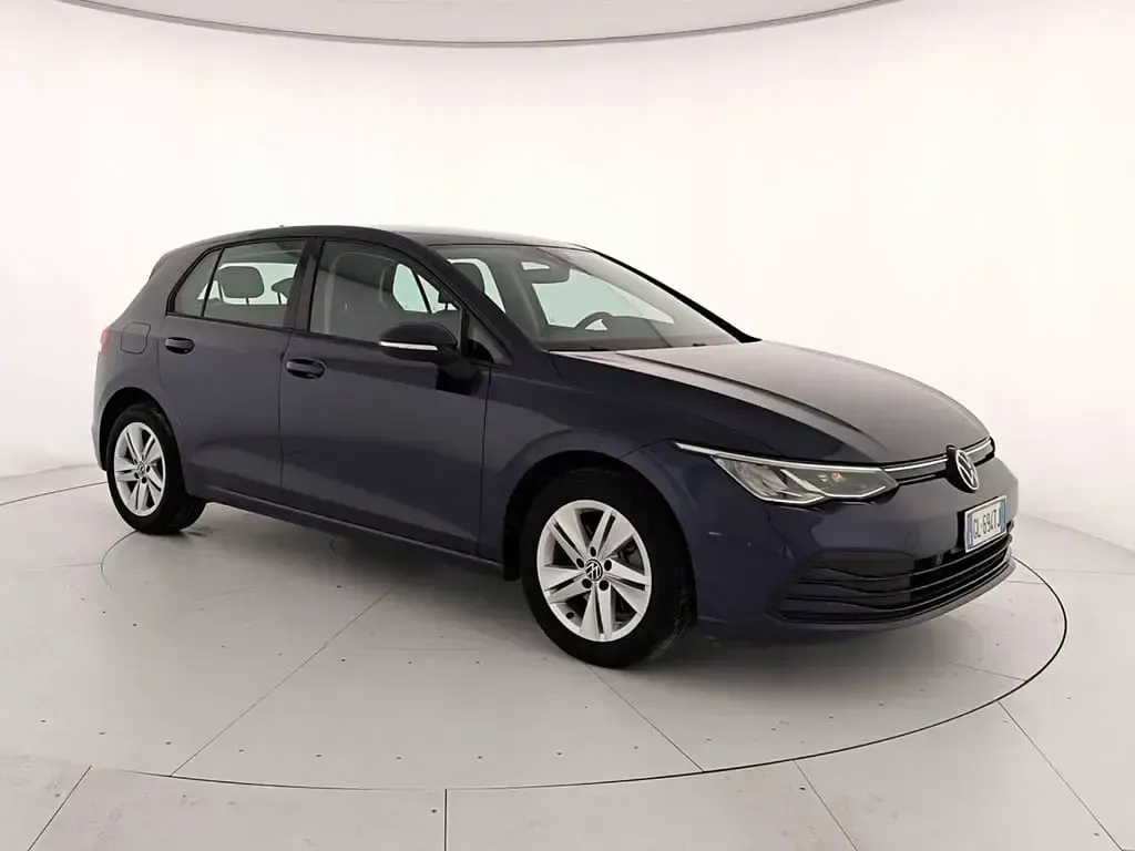 Usata VW Golf VIII Life 110 CV (80 kW) 2023 H7 atlantic blue metallizzato Berlina